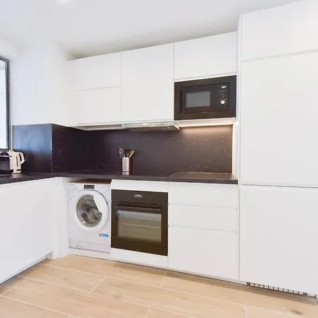 Apartment Renovated 2-br Walking To *
